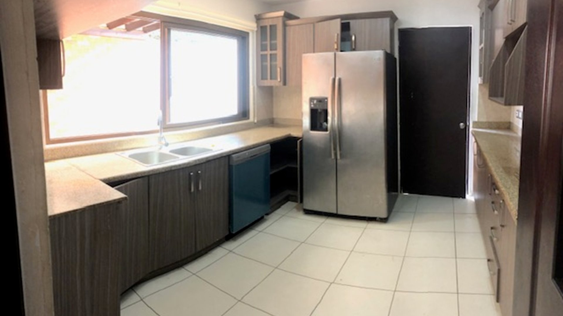 Casa con patio techado en venta de 3 habitaciones en zona 16 Ref-5330