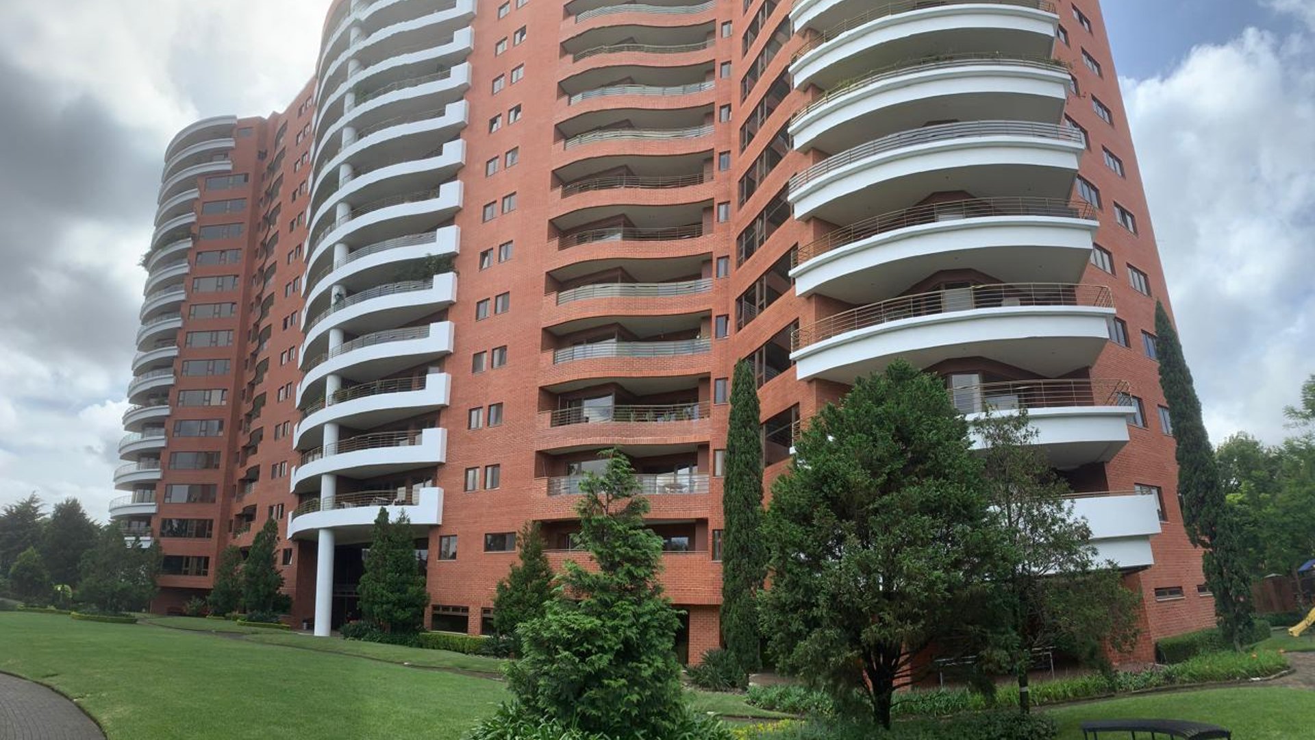 EDIFICIO TADEUS ZONA 14 APARTAMENTO EN RENTA 2 HABITACIONES - Image 1