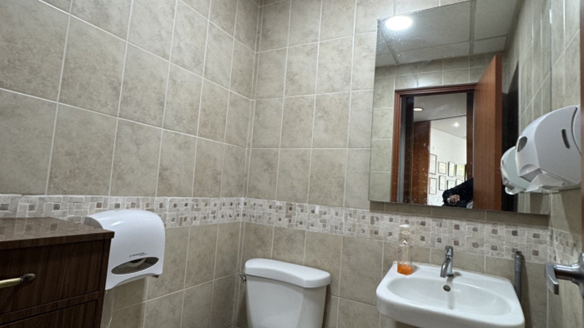 Oficina en Renta y venta Zona 15 Edificio Avante - Miniatura 5
