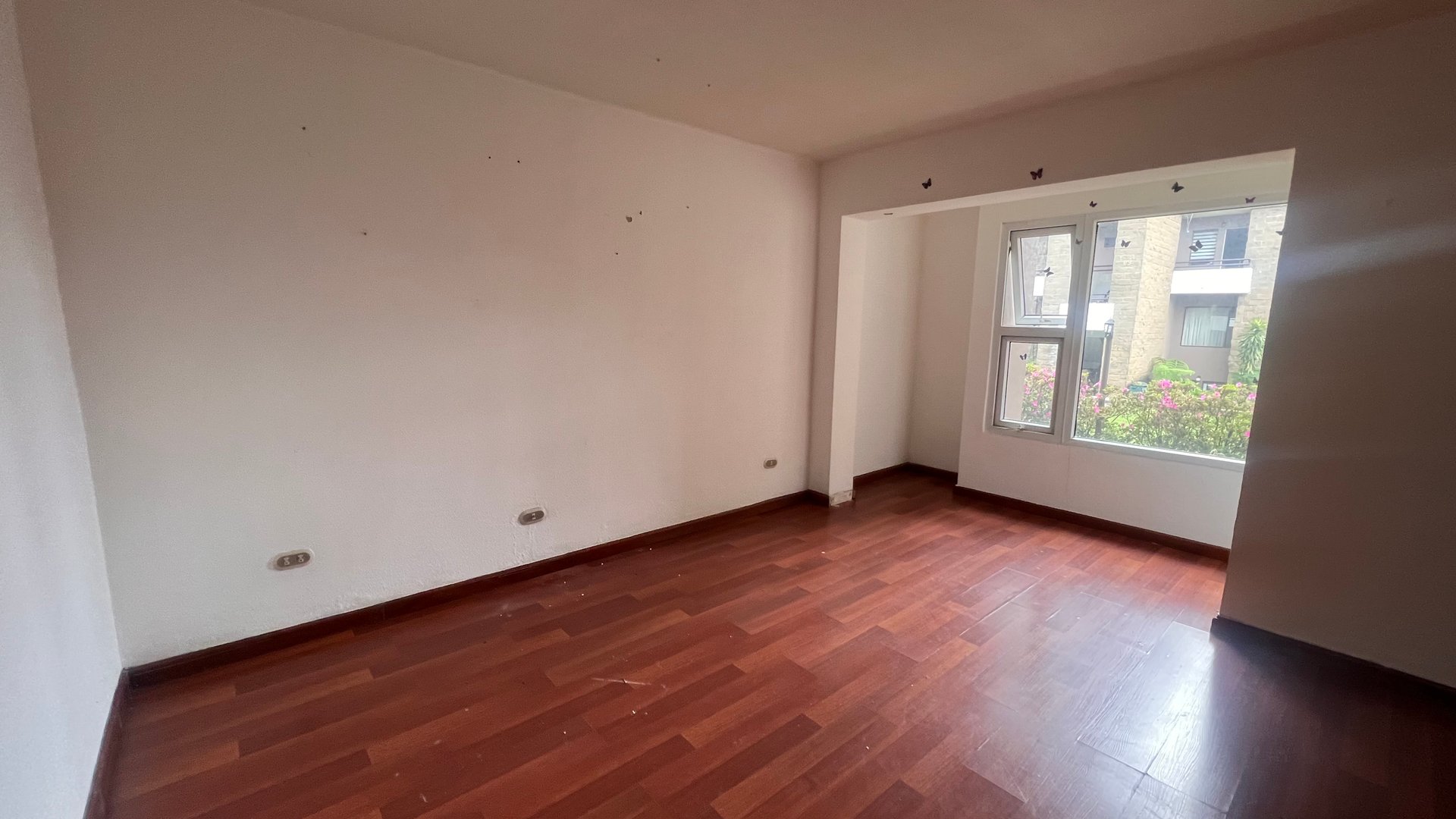 Lindo towhouse en renta Cantabria zona 13 - Miniatura 15