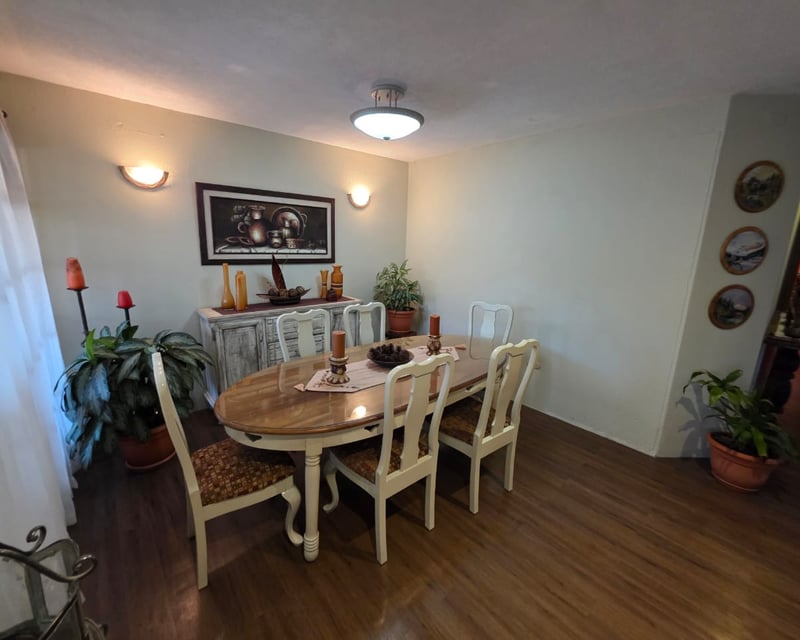 Vendo casa de 5 habitaciones cerca de Bosques de San Nicolas Ref-5549