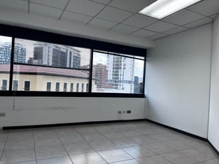 📍 OFICINA EN RENTA – 131.34 M² + 6 OFICINAS | ATLANTIS | ZONA 10 - 2