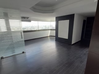 Oficina en Torino 1 Zona 10 | Nivel alto y espacios amplios - Image 1