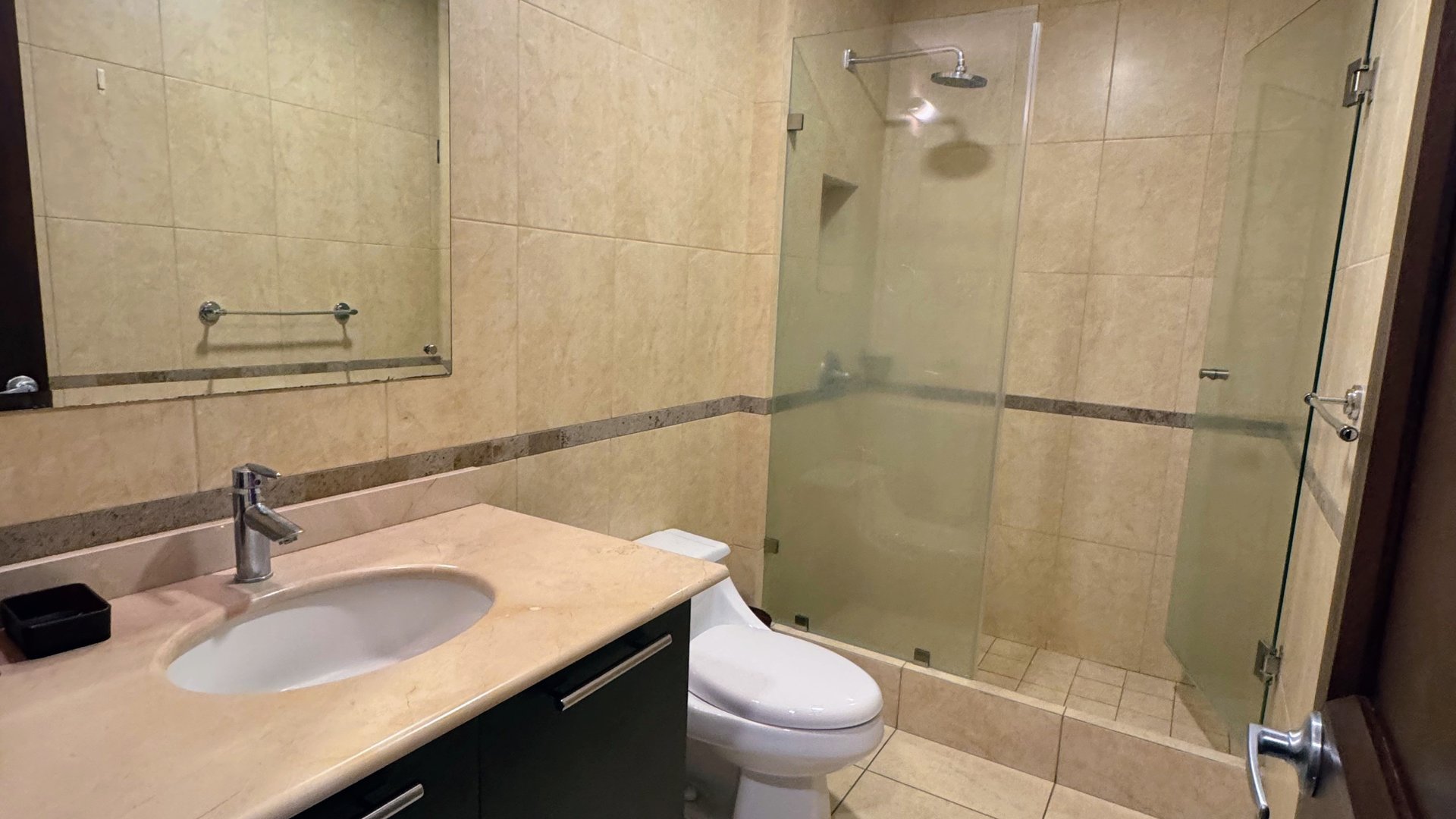 APARTAMENTO AMUEBLADO Y EQUIPADO EN  EDIFICIO SANTA MARIA ZONA 10 - Miniatura 12