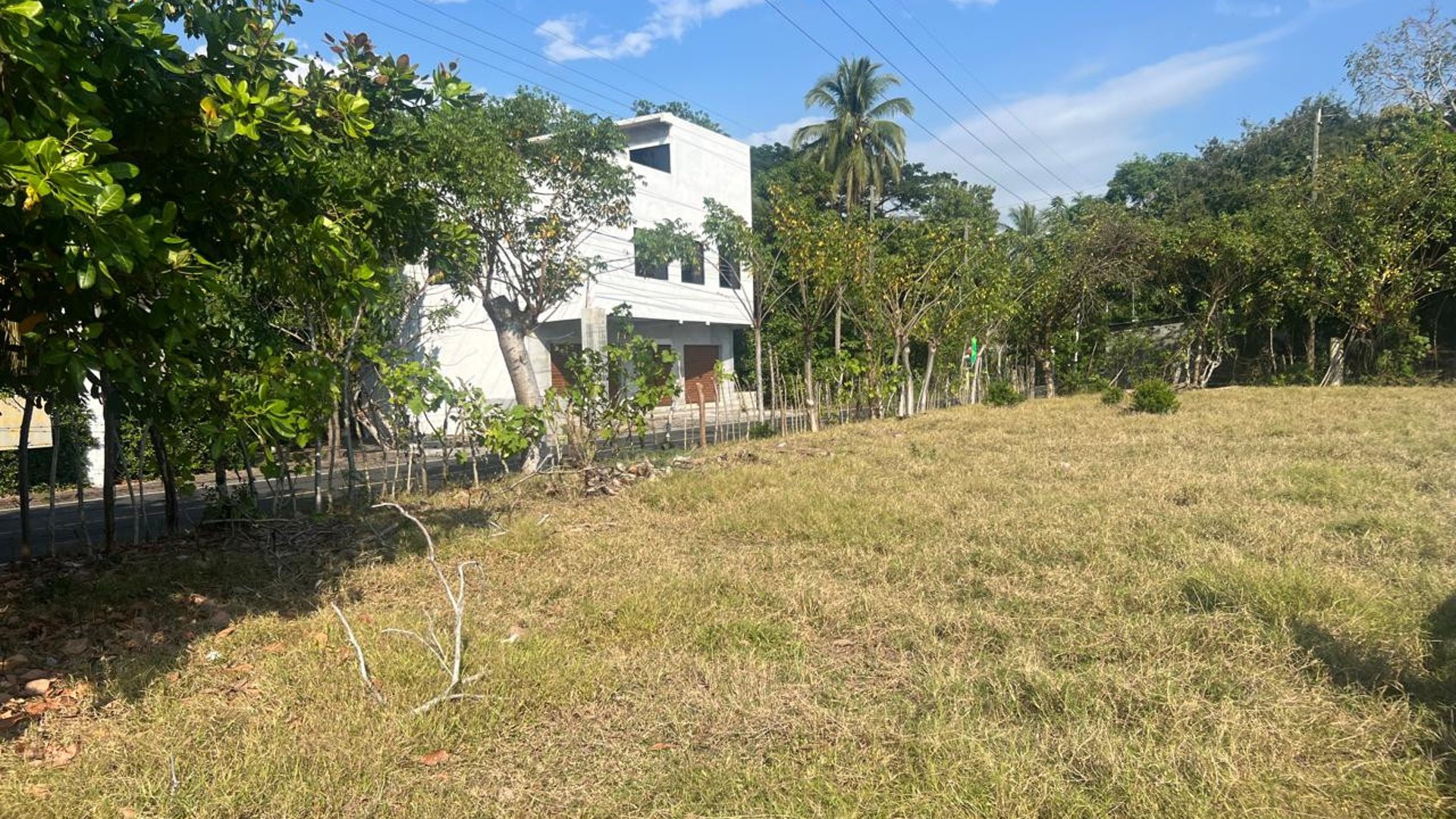 Terreno Comercial frente a carretera a Monterrico