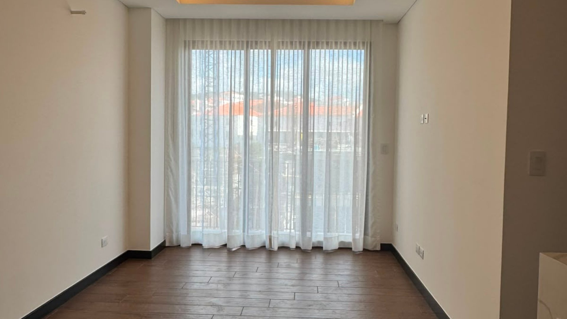 ???? APARTAMENTO EN RENTA – 2 HAB + BALCÓN | LIRIOS CAYALÁ | ZONA 16 - Miniatura 3