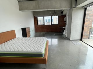 Loft de 2 niveles en 4Venezia Zona 4 | 1 habitacion + estudio con piso de vidrio - 4