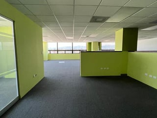 Alquilo Oficinas con excelente ubicación en Calzada Atanacio Tzul z12  - 5