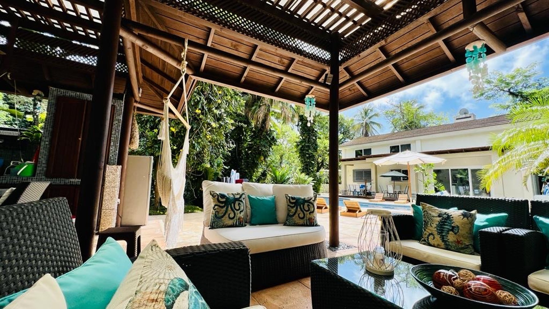 Casa, rancho y bungalows frente al río – Río Dulce