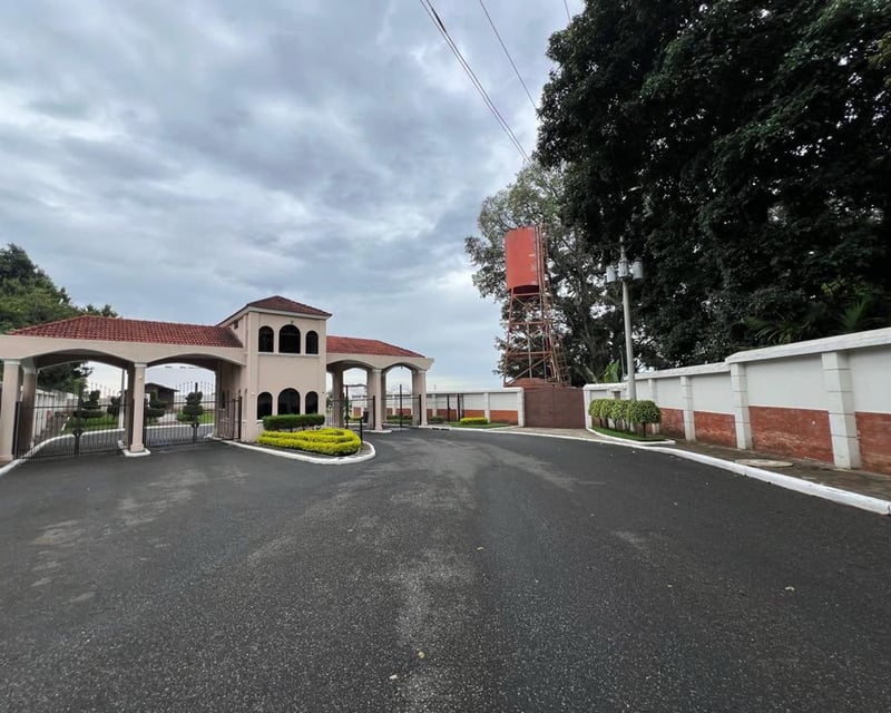 Venta de casa de 4 Dormitorios Condominio Diamantes de Gadiel (B)
