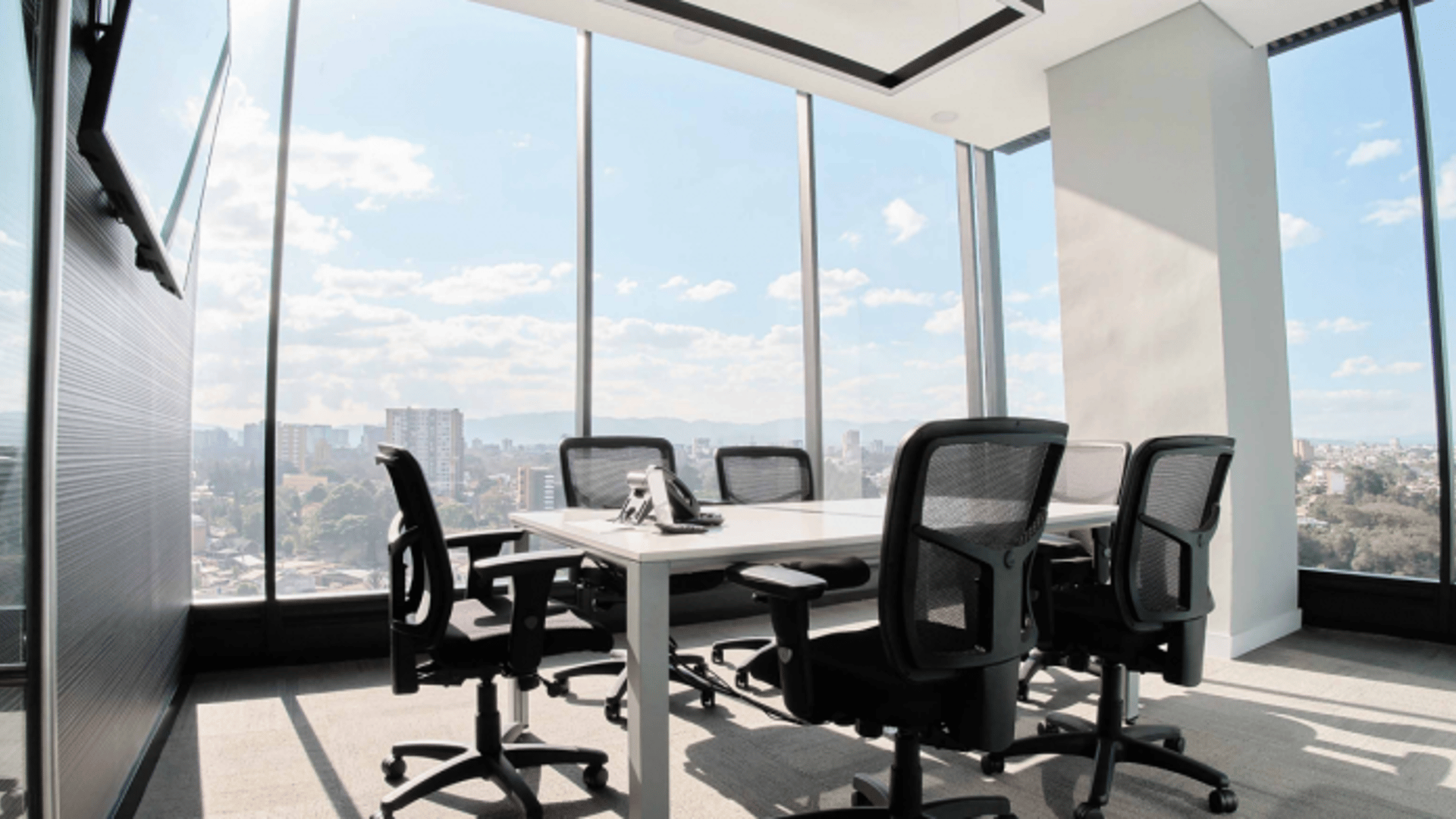 Rento Oficina Comercial en Zona 15