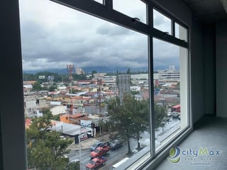 Oficina en renta en zona 7 sobre Calzada San Juan - Image 5