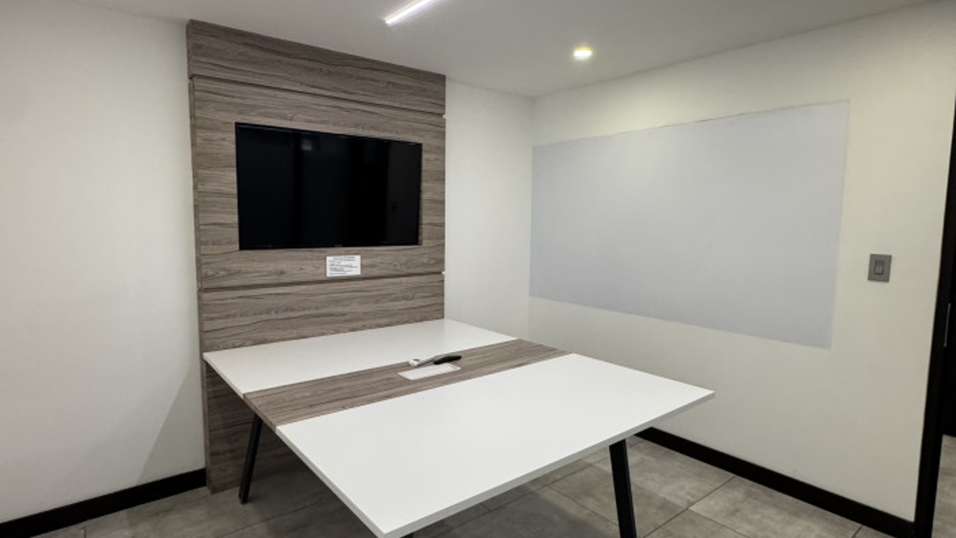 Oficina Comercial en Renta Geminis zona 10 - Miniatura 6