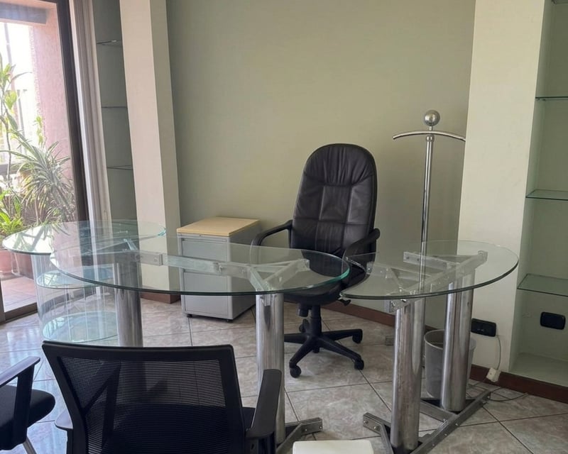 Oficina en renta en zona 15 Edificio de uso mixto