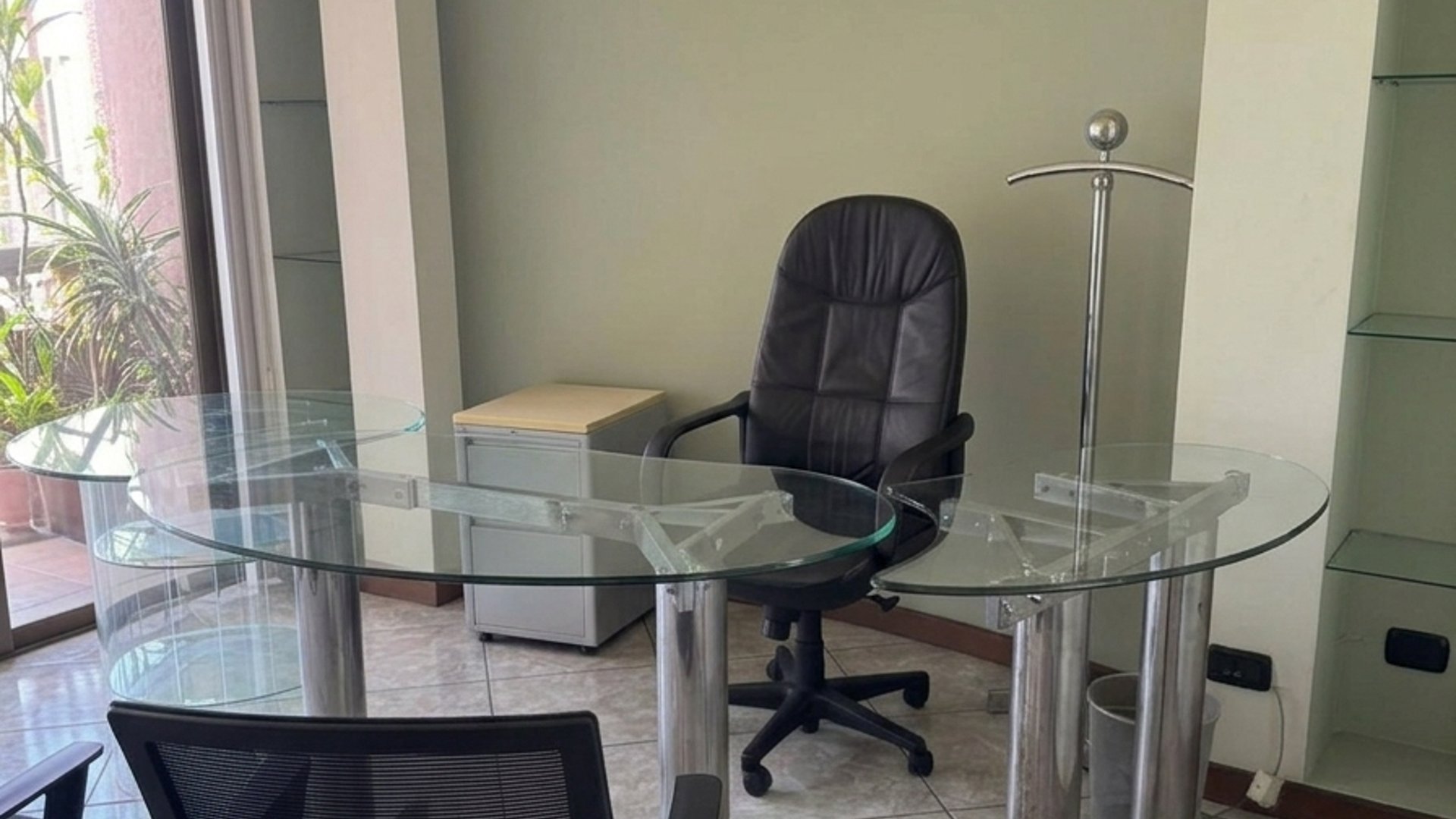 Oficina en renta en zona 15 Edificio de uso mixto