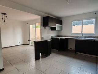 Casa en alquiler en Cumbres de la Arboleda Guatemala - Image 3