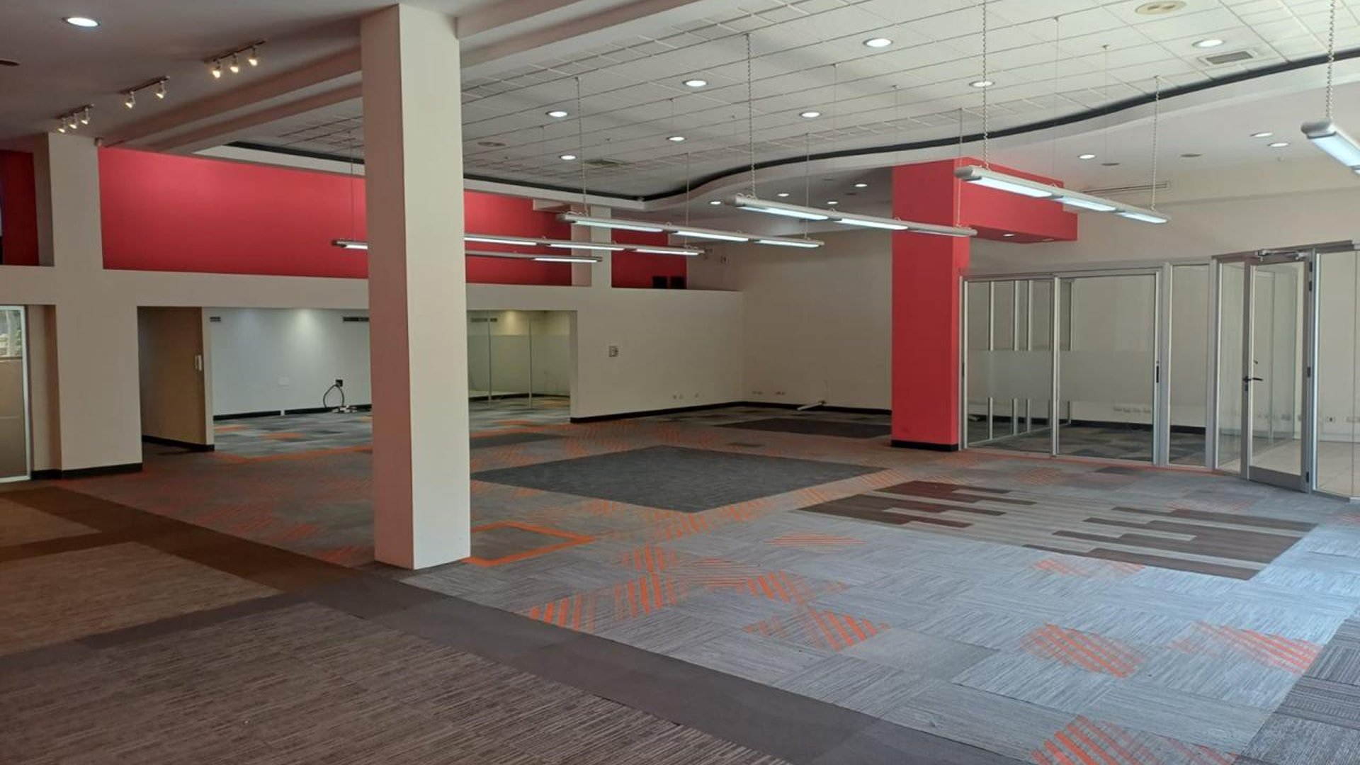 RENTA DE LOCAL COMERCIAL , OFICINAS Y SHOWROOM | ZONA 10 - Miniatura 3