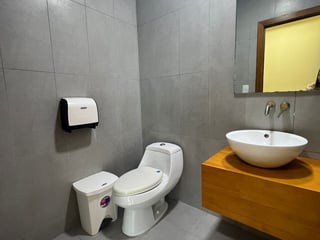 Alquilo Oficina con excelente ubicación en zona 10 - 3