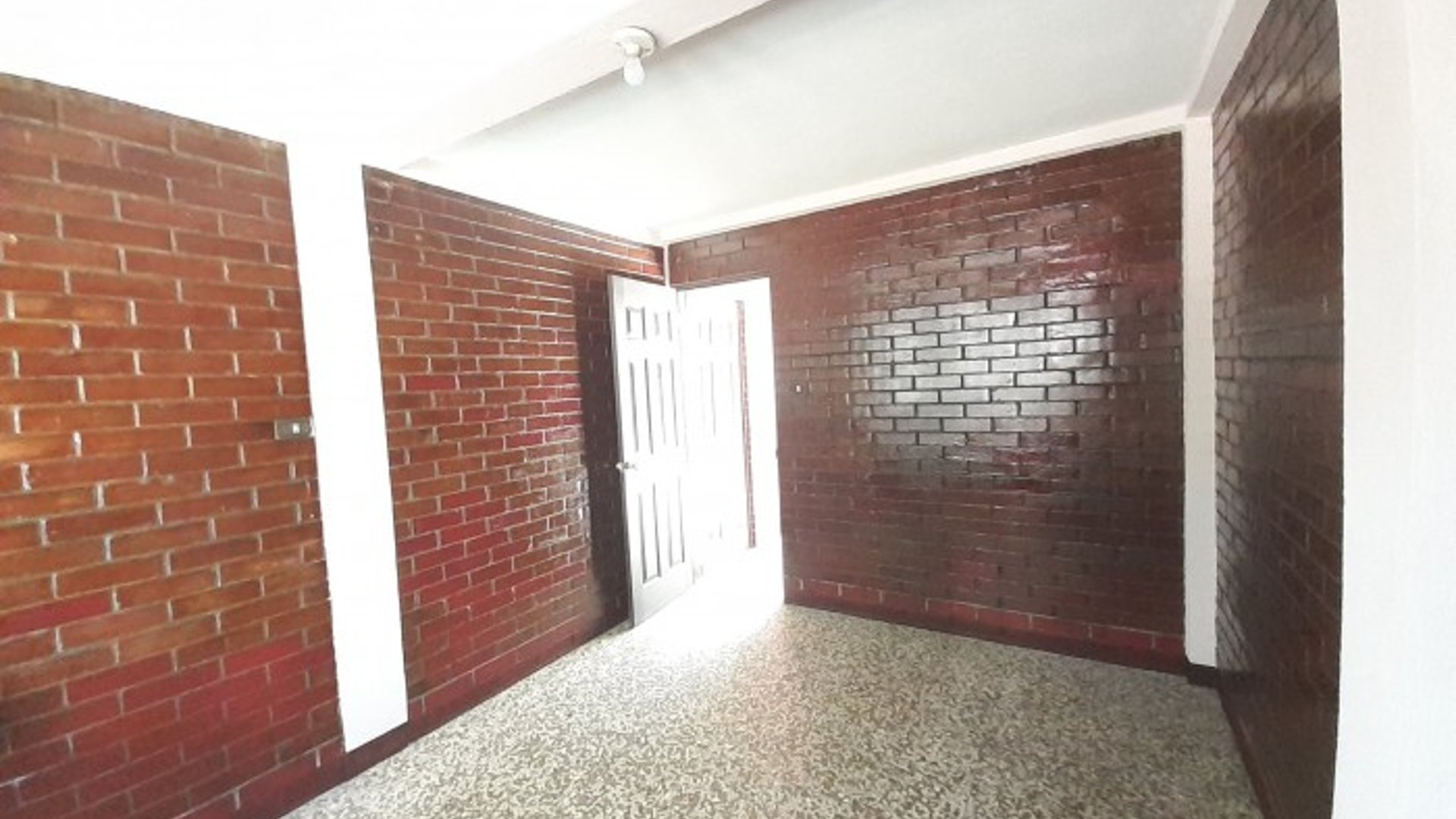 Propiedad en Venta con Apartamentos en Calzada San Juan - Miniatura 3