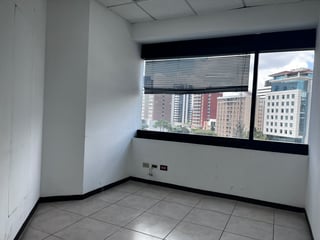 📍 OFICINA EN RENTA – 131.34 M² + 6 OFICINAS | ATLANTIS | ZONA 10 - 5
