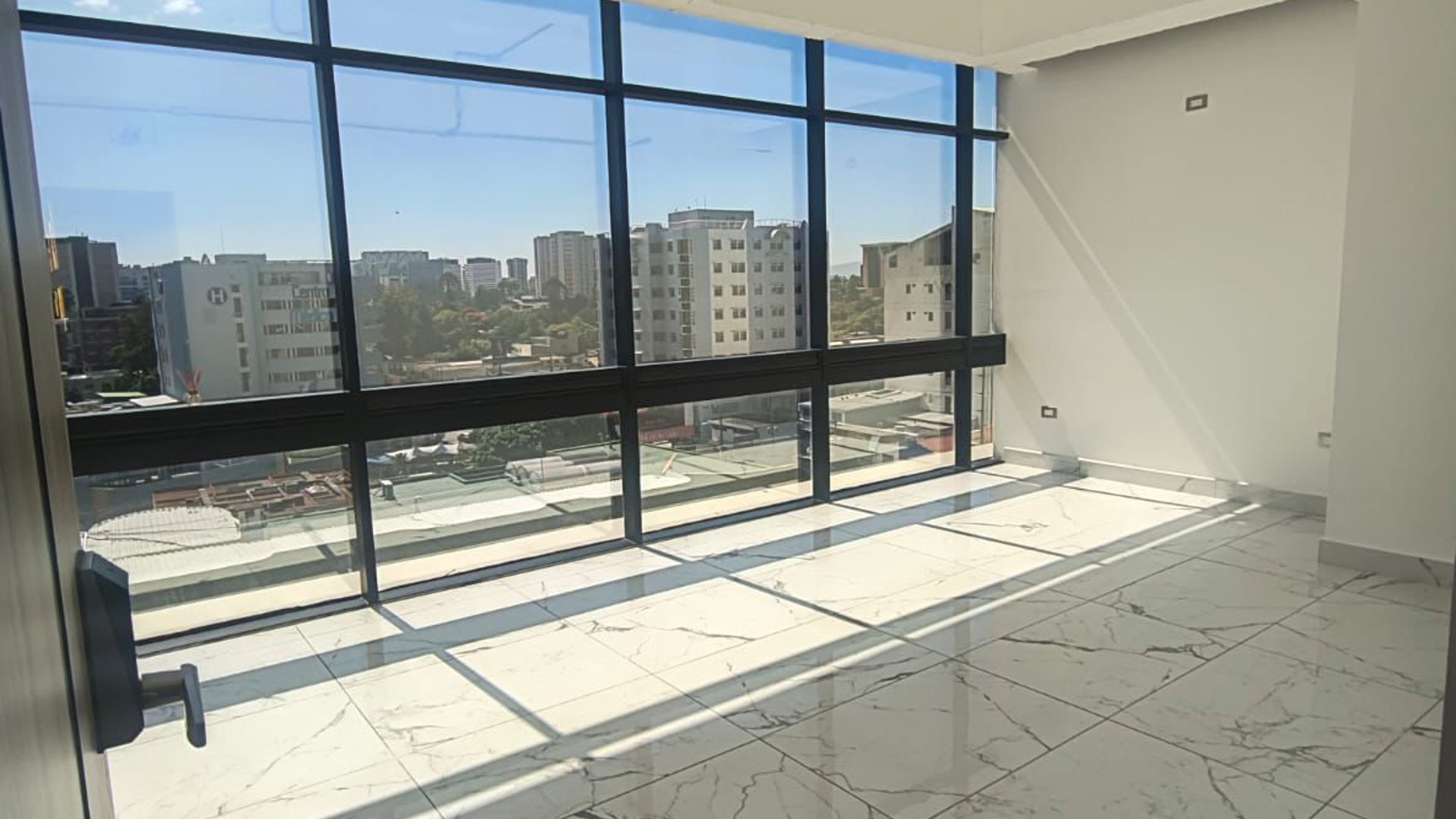 Oficina en renta zona 10 / Renovati - Miniatura 7
