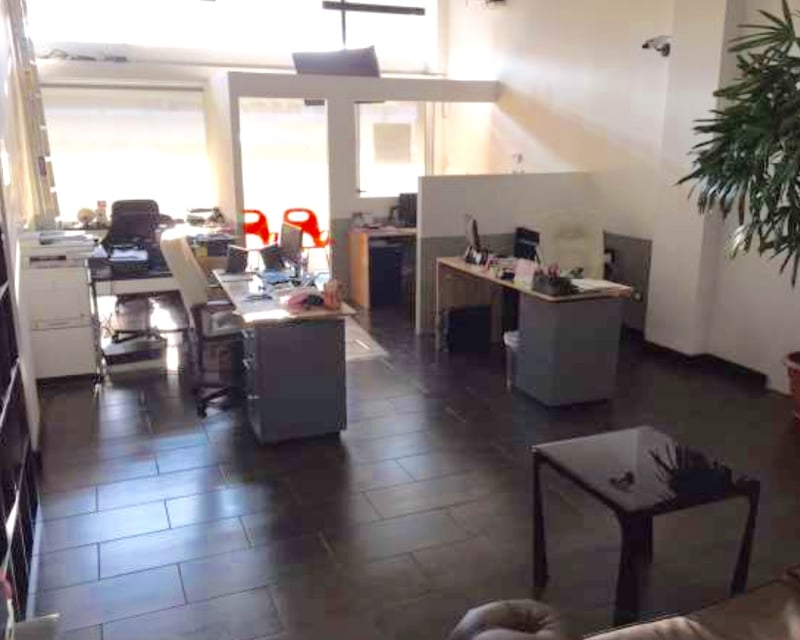 Oficina remodelada y amueblada