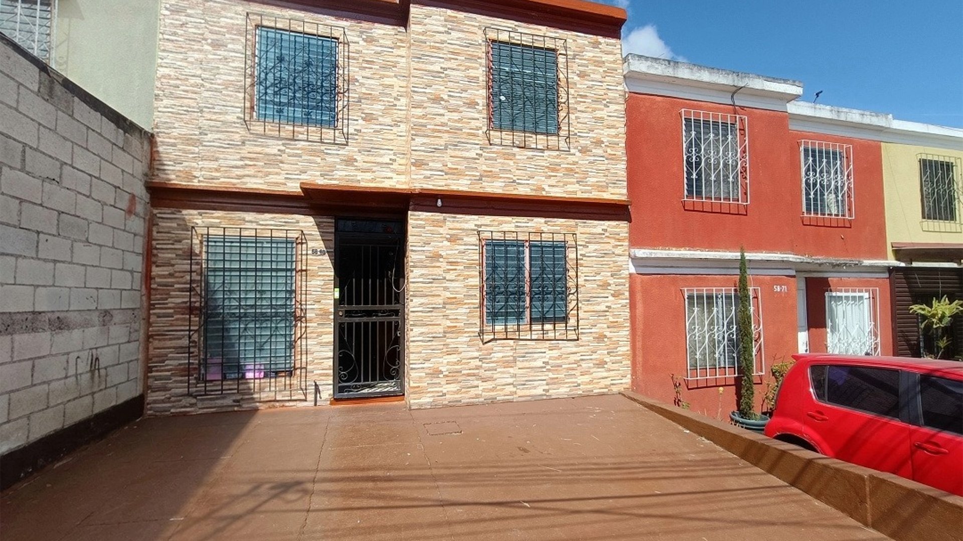 Casa en venta en Pinares del Norte, zona 18. - Miniatura 2
