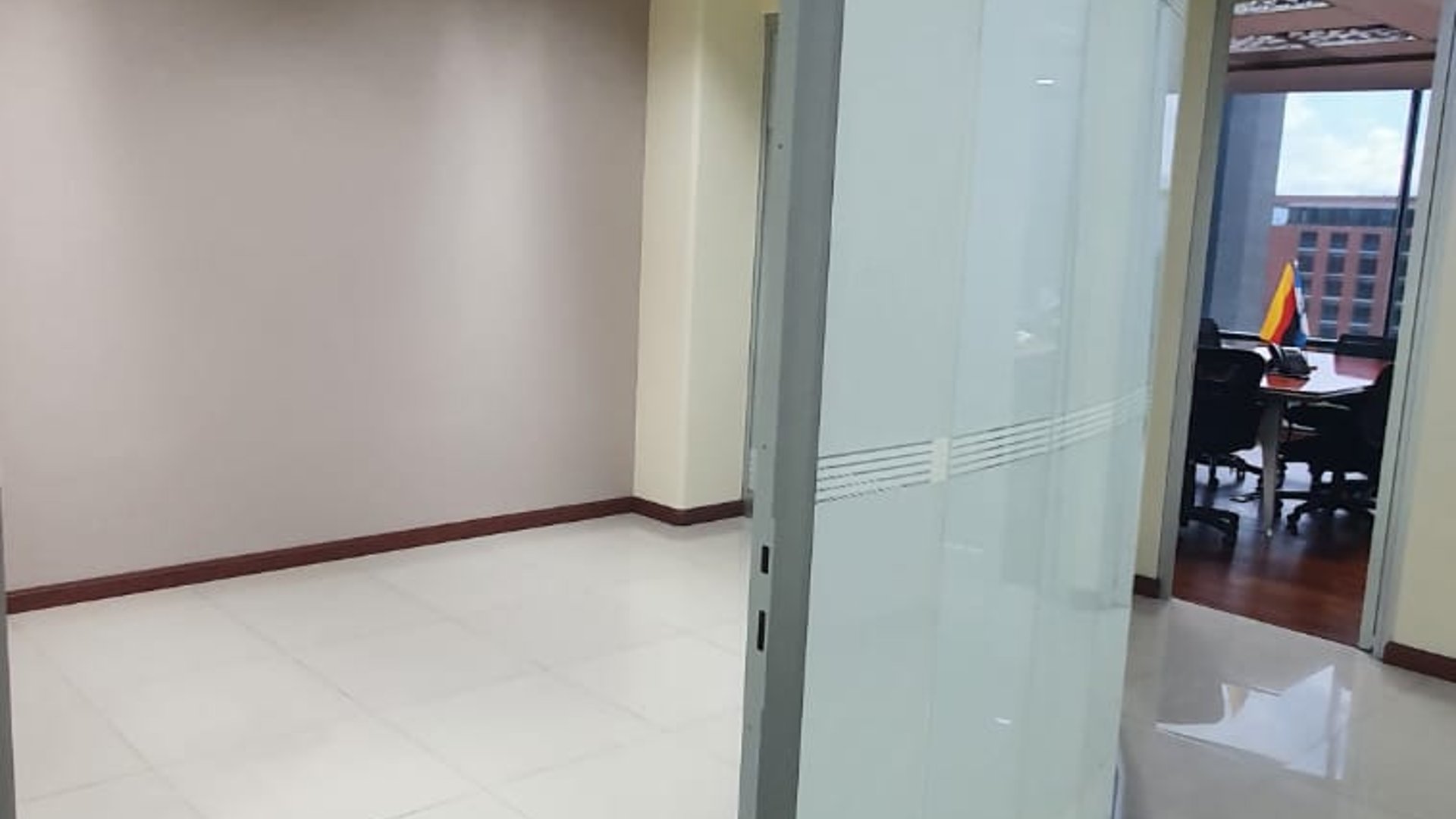 EN RENTA AMPLIA OFICINA 205 MTS ZONA 10 REFORMA 10 - Miniatura 3