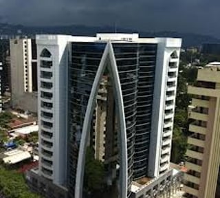 📍 OFICINA EN RENTA – 160 M² + 5 OFICINAS | DUBAI CENTER | ZONA 10
