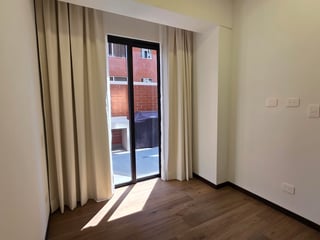Lindo Apartamento alquilo a estrenar en zona 10 con jardín - Image 13