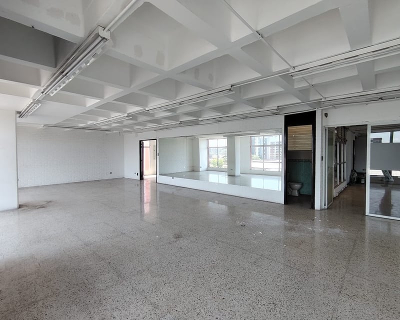 Oficina en Renta en zona 9 con 11 ambientes Ref-5103