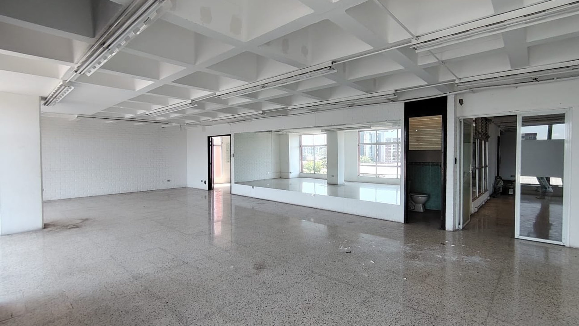 Oficina en Renta en zona 9 con 11 ambientes Ref-5103