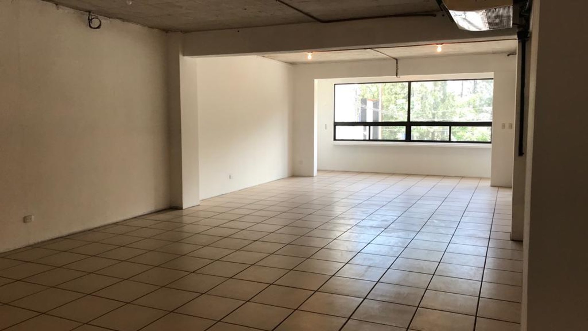 Local en alquiler, sobre Boulevar Vista Hermosa zona 15. - Miniatura 4