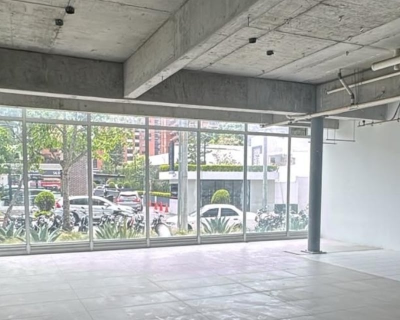 RENTA LOCAL COMERCIAL CON SHOWROOM EN VASANTA ZONA 10