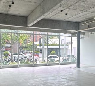 RENTA LOCAL COMERCIAL CON SHOWROOM EN VASANTA ZONA 10