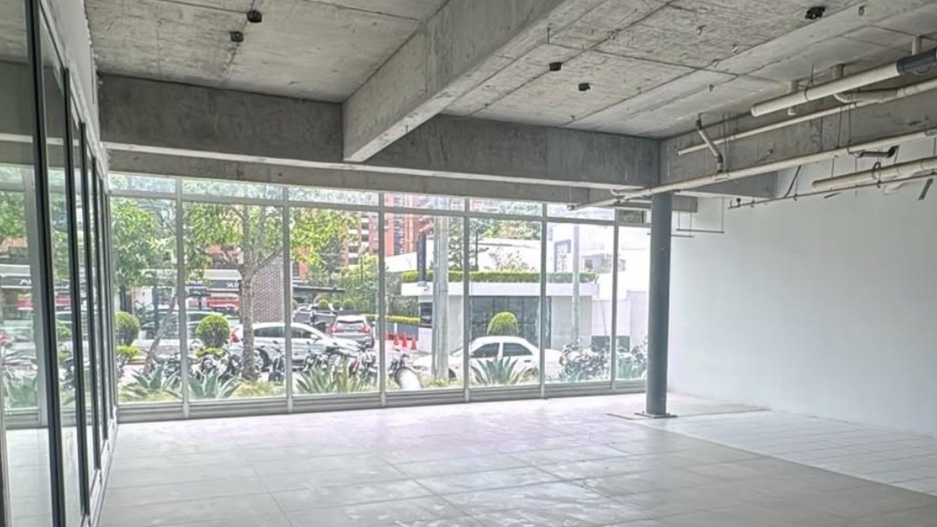 RENTA DE LOCAL EN ZONA 10 CON SHOWROOM