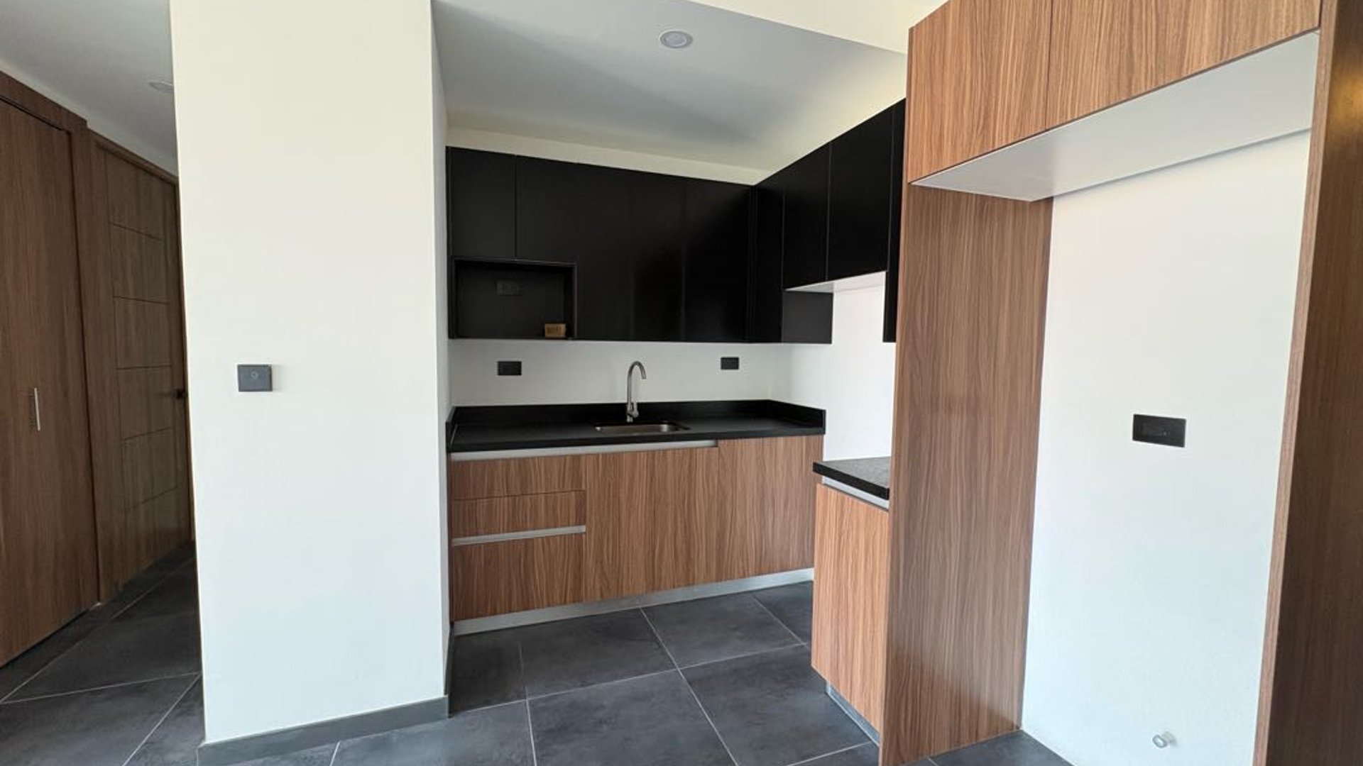 Apartamento de 2 habitaciones en alquiler Kona Diez zona 10 - Miniatura 2