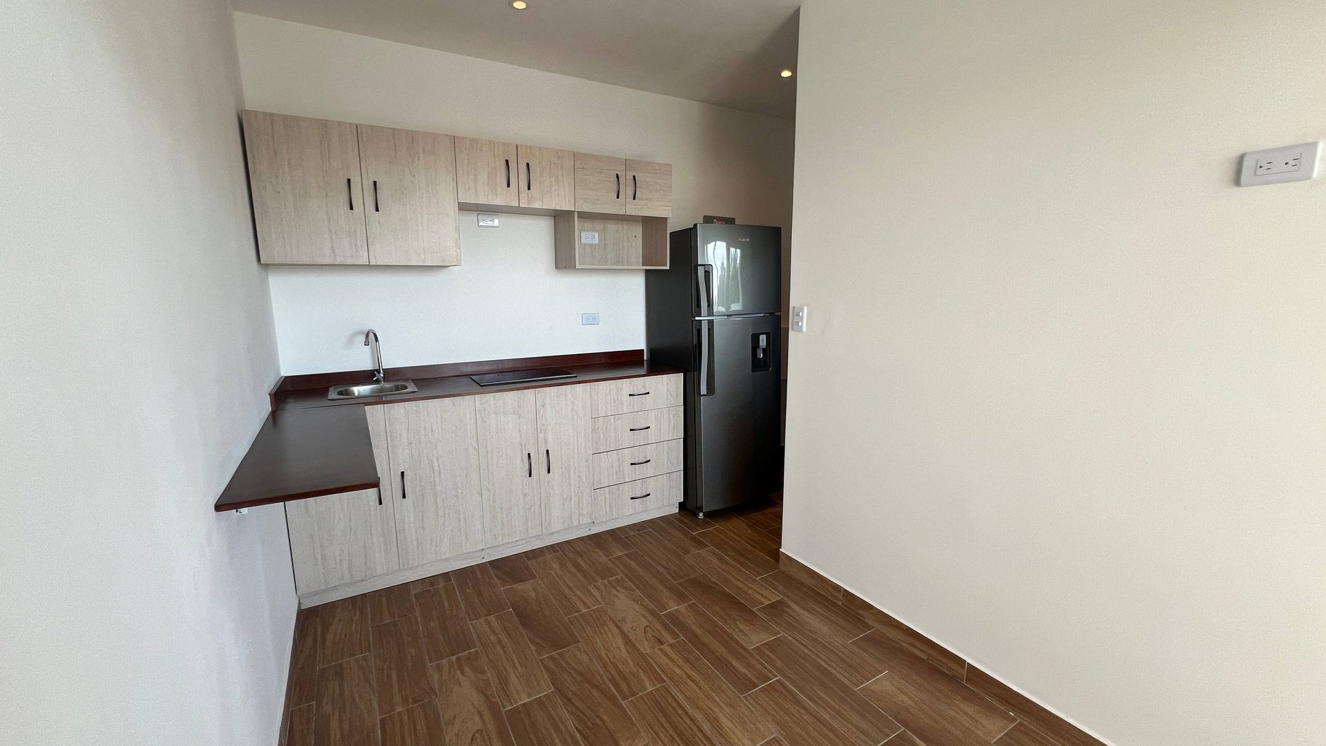 Apartamento D2 en renta en Hacienda Real zona 16 - Miniatura 2