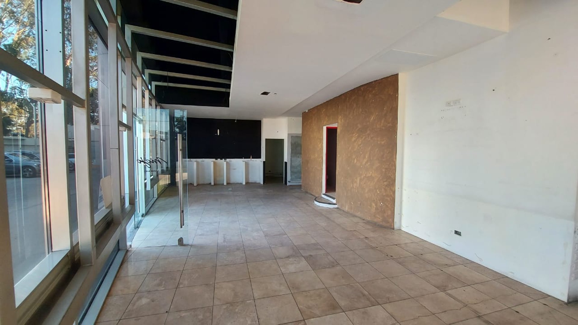 Zona 15 | Local en venta | 84.64 m² | Edificio Avante - Miniatura 3