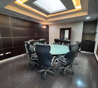 📍 EDIFICIO CORPORATIVO EN RENTA – 800 m² + 13 OFICINAS | ZONA 13