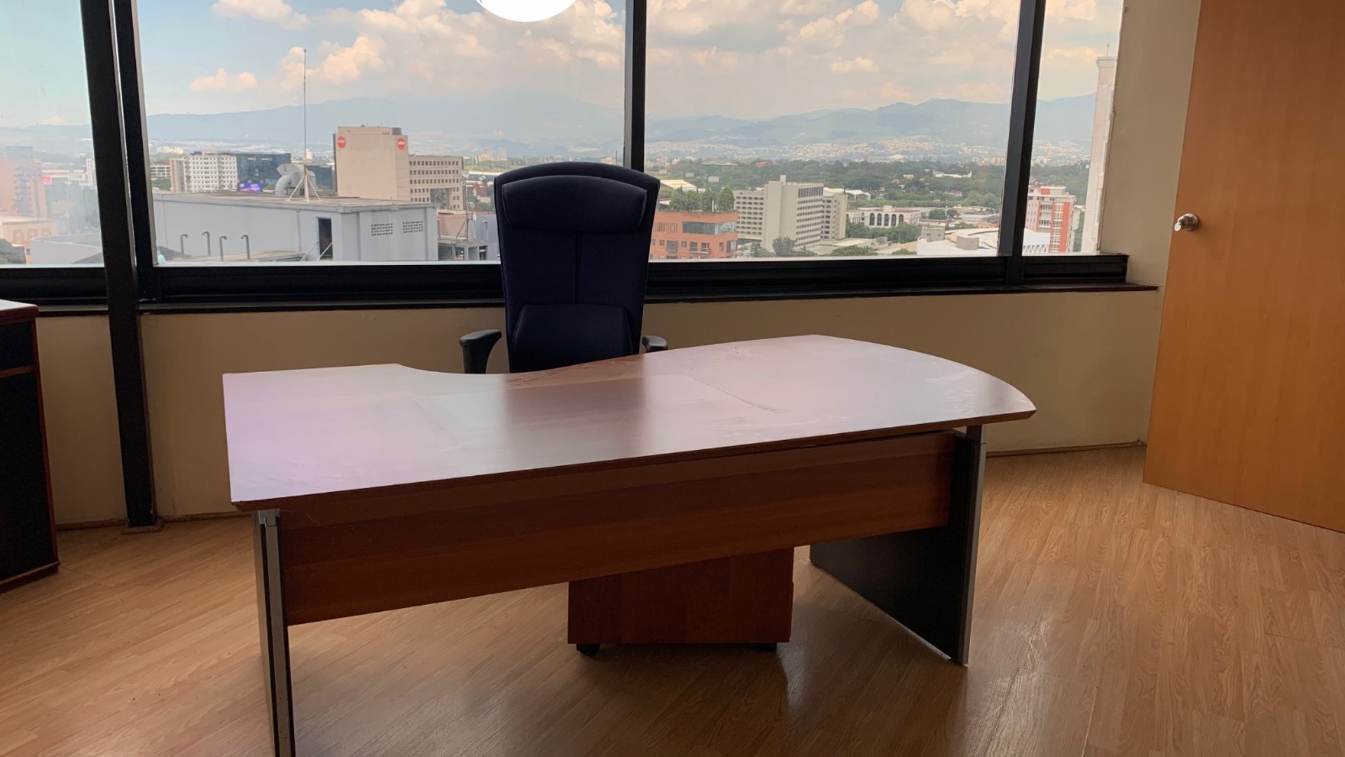 Oficina en renta Penthouse en Zona 10 - Miniatura 2