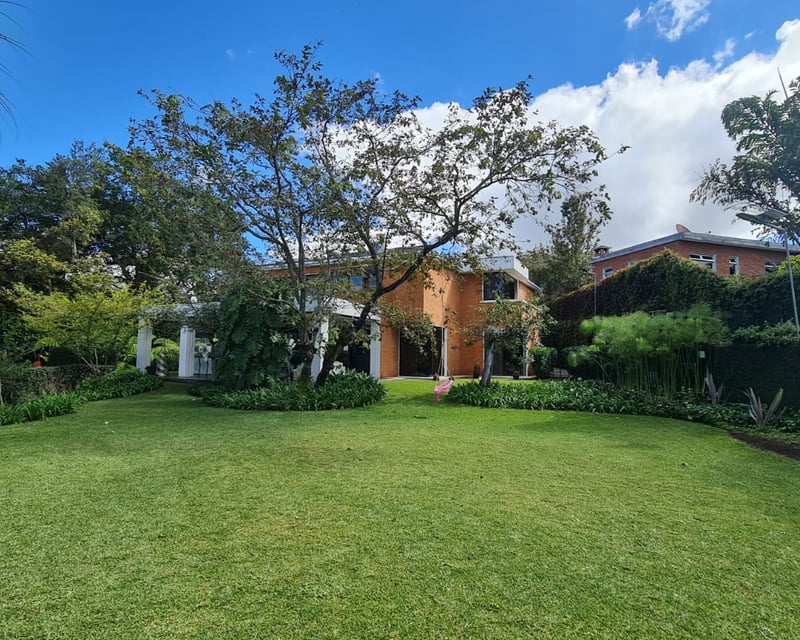 Lujosa casa en venta, Alamedas de Jacarandas, zona 16