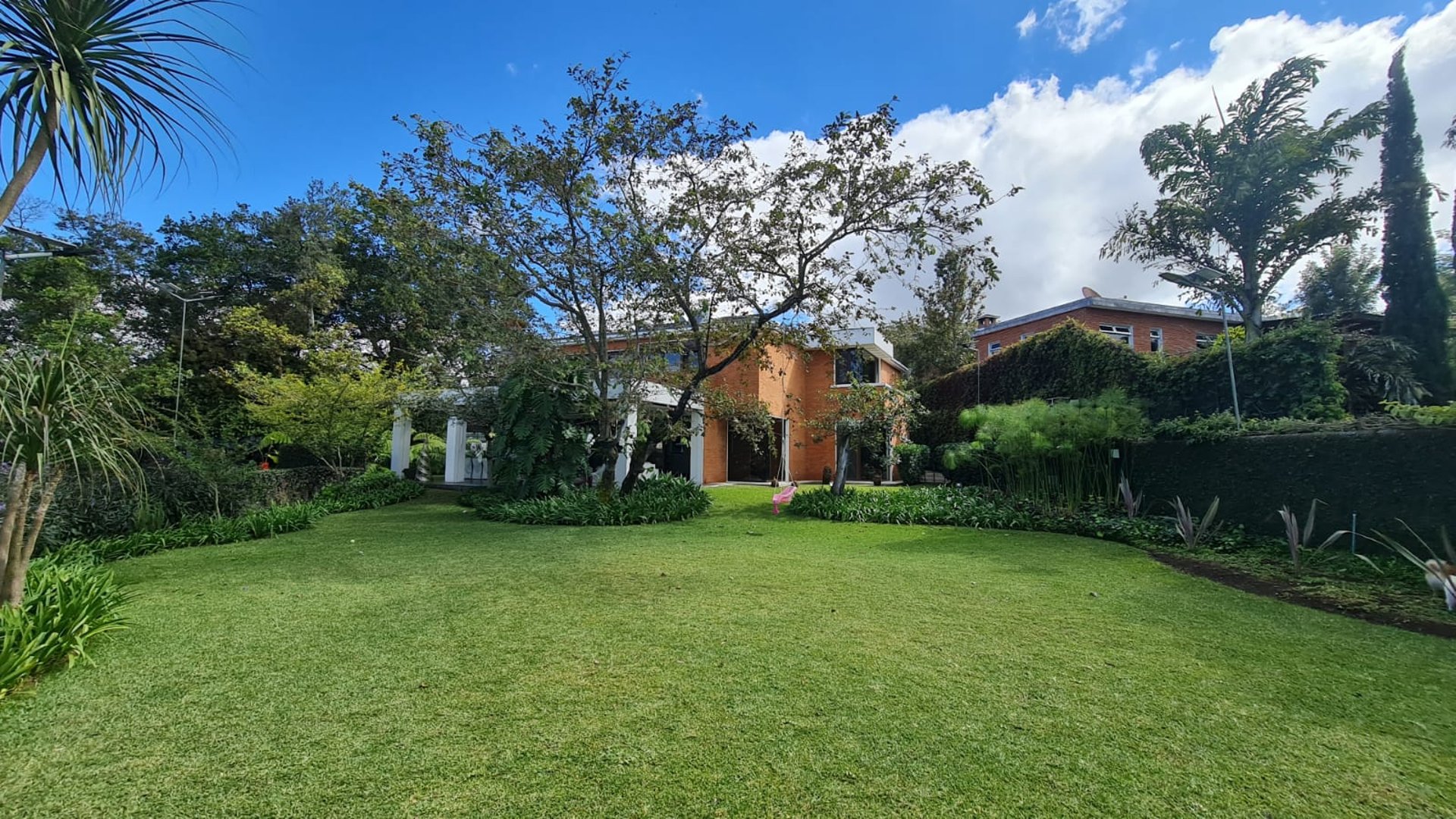 Lujosa casa en venta, Alamedas de Jacarandas, zona 16
