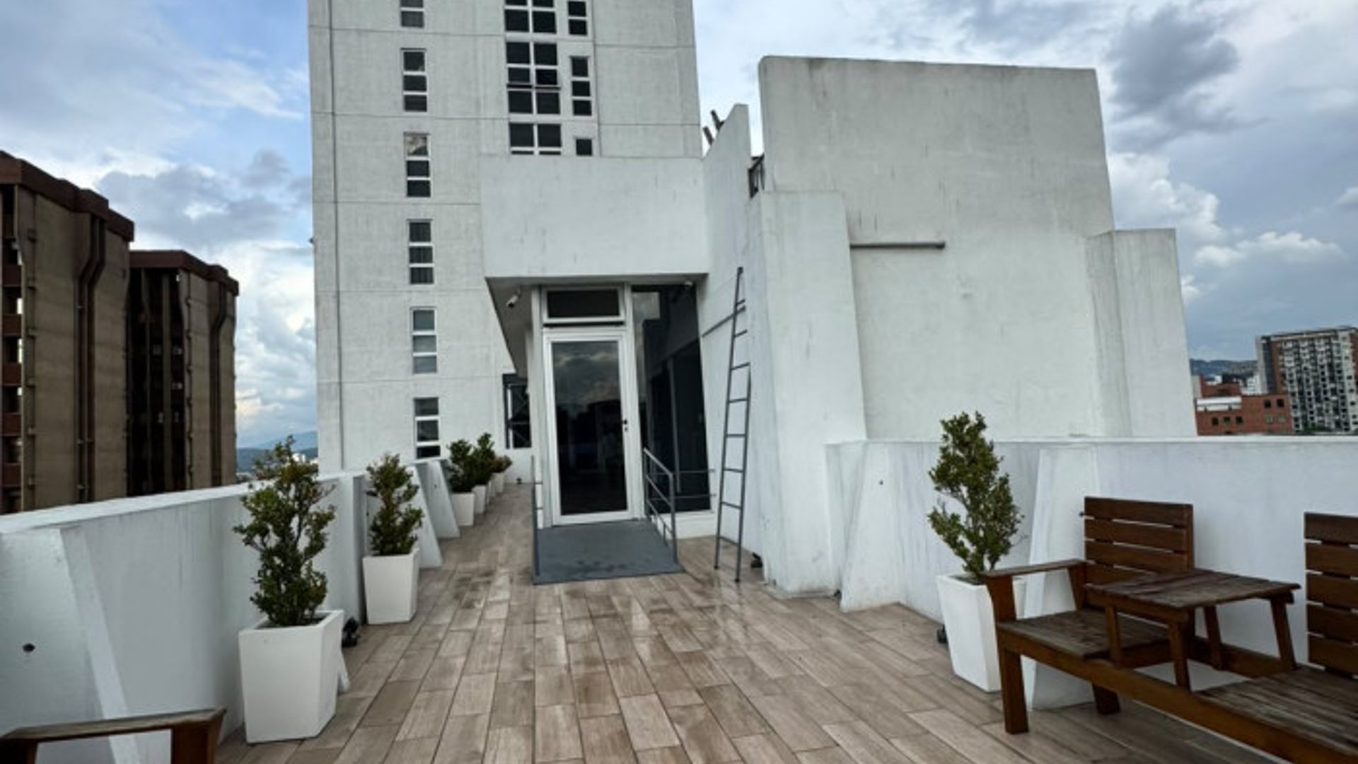 Apartamento en venta/renta Zona 4 Edificio Vivo - Image 1
