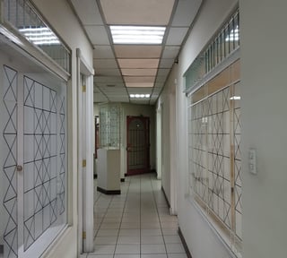 Rento Local u Oficina en Plaza LOREN, CAES