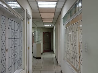 Rento Local u Oficina en Plaza LOREN, CAES - Image 1