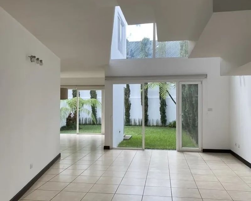 Casa en Venta en Campos de San Isidro Zona 16 – Residencia Familiar con Ático y