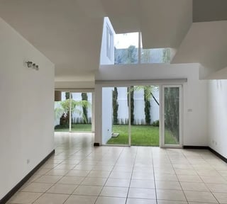 Casa en Venta en Campos de San Isidro Zona 16 – Residencia Familiar con Ático y