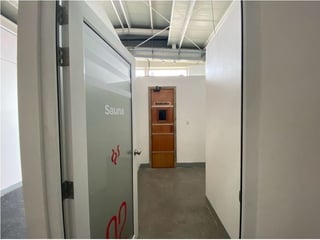 Edificio de oficinas con amplio parqueo en alquiler zona 9 - 4