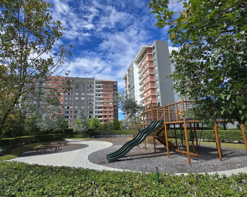 Apartamento con habitación servicio en Venta Zona 14